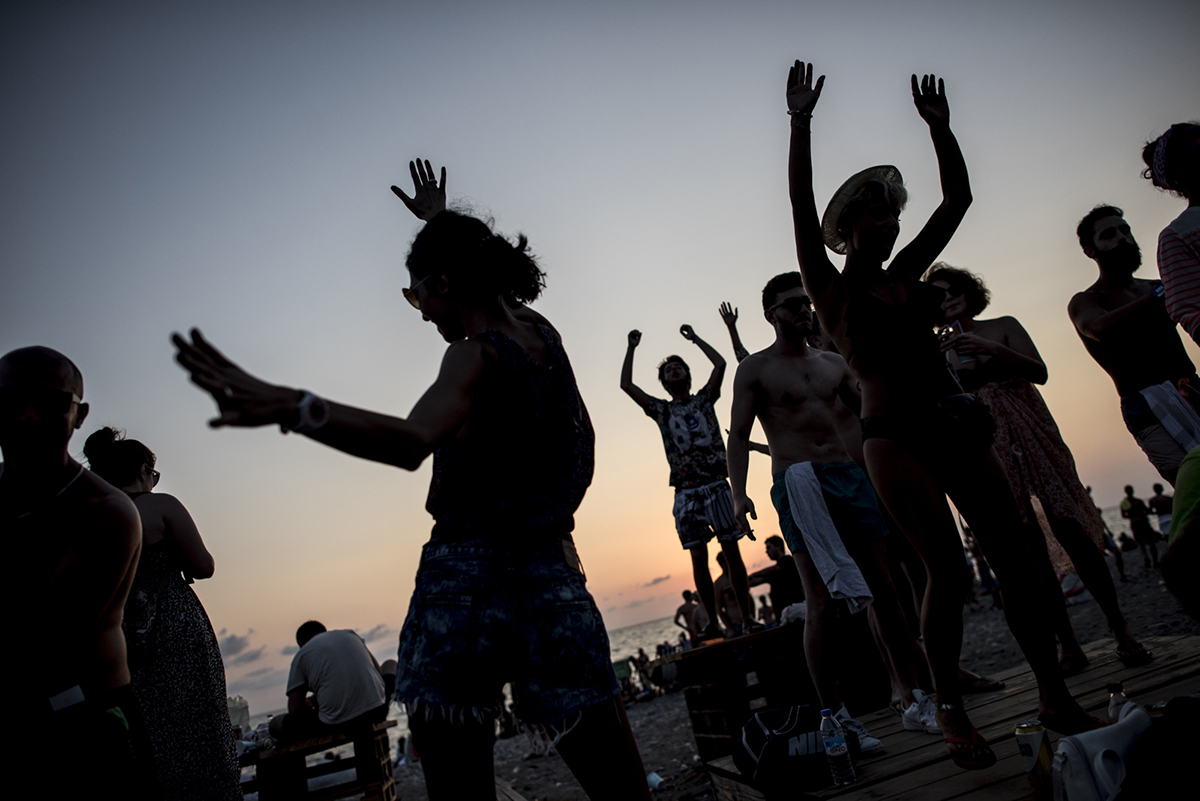 GEM Fest - People dancing on the beach